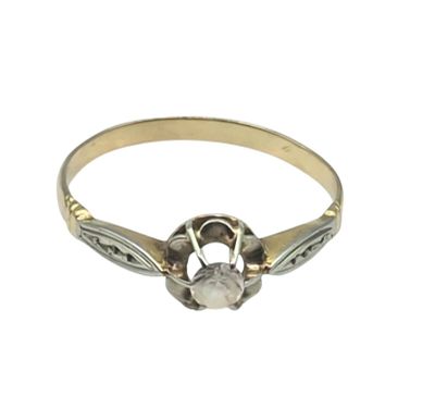 gros plan d'une bague en diamant sur fond blanc