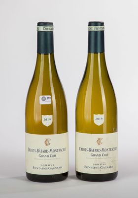 deux bouteilles de vin blanc posées l'une à côté de l'autre sur une table