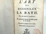 un vieux livre ouvert sur une table