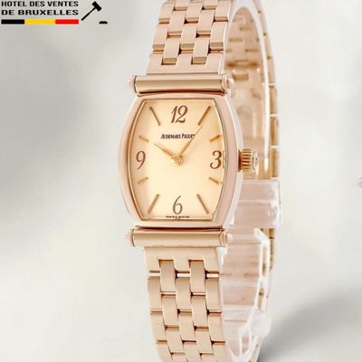 une image d'un gros plan d'une montre-bracelet sur un fond blanc