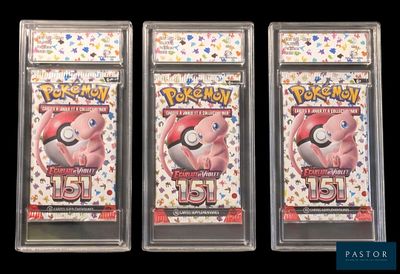 trois paquets de cartes à collectionner Pokémon dans des pochettes en plastique, sur fond noir