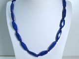 un gros plan d'un collier orné de perles bleues sur un mannequin