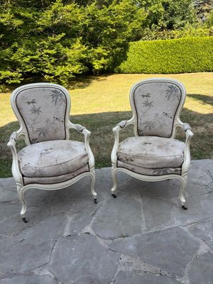 paire de chaises anciennes de style français avec coussins rembourrés