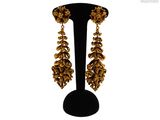 gros plan d'une paire de boucles d'oreilles sur un support