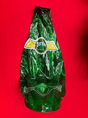 une bouteille de bière posée sur une surface rouge