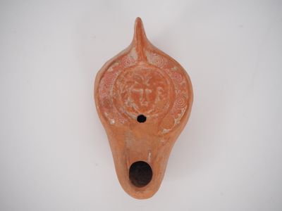 Lampe en terre cuite orné d’un visage de face sur le médaill… - Photo 1