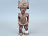 un gros plan sur une figurine représentant une personne portant un chapeau