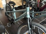 un vélo posé par terre à côté d'une trottinette