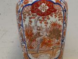 un vase orné d'un motif posé sur une table