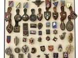 de nombreux insignes exposés dans une vitrine
