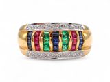 gros plan d'une bague en or avec des pierres multicolores
