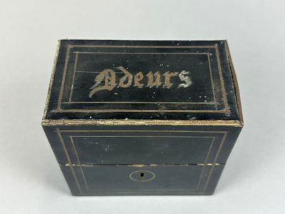 Petit COFFRET à senteur en placage de bois noirci dans des e… - Photo 1