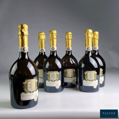six bouteilles de vin sont alignées sur une table