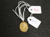 une pièce d'or à laquelle est attachée une étiquette de prix