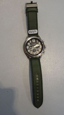 une montre posée sur une surface blanche