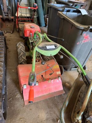 une petite machine qui se trouve dans un garage