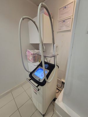 une image représentant une pièce dans laquelle se trouve une machine