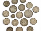 une image représentant un tas de pièces de monnaie sur une surface blanche