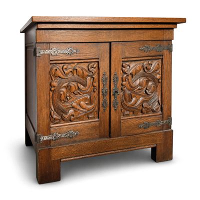 armoire en bois sculpté comportant deux portes et un tiroir sur le dessus