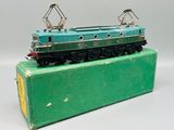 un petit train posé sur une boîte verte