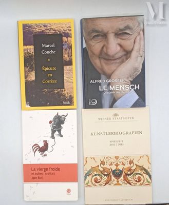 de nombreux livres qui se trouvent tous ensemble sur la table