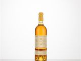 une bouteille de vin posée sur une table