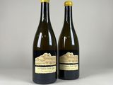 deux bouteilles de vin posées l'une à côté de l'autre sur une table