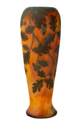 un vase orné d'un motif de feuilles