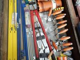 de nombreux outils dans une boîte posée par terre