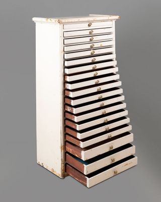 MEDAILLIER ouvrant par 19 tiroirs Bois laqué blanc - Photo 1