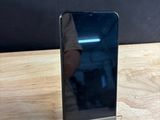 Une photo d'un téléphone portable est posée sur une table en bois