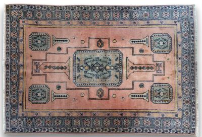 un vieux tapis orné d'un motif en médaillon