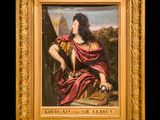 une image représentant un tableau où l'on voit une femme en robe rouge tenant une épée
