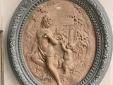 une photo d'une photo d'un mur sur lequel figure la photo d'une femme et d'un enfant