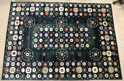 un gros plan sur un tapis noir et blanc orné de boutons