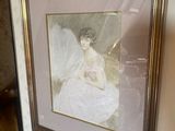 une photo d'une femme en robe blanche accrochée au mur