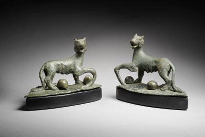 paire de figurines en bronze représentant un chat et un chien
