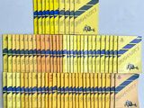 une pile de livres jaunes et bleus empilés les uns sur les autres