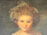 portrait d'une jeune fille en robe rose tenant une fleur