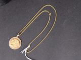 collier plaqué or avec une pièce suspendue à une chaîne en or