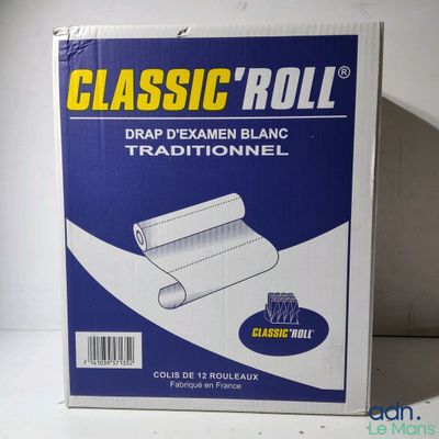 La boîte d'un rouleau de papier est posée sur la table