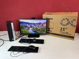 un écran, un clavier, une souris et un tapis de souris posés sur une table