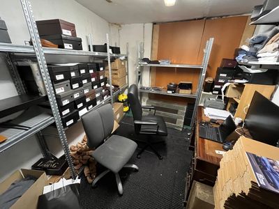 1 ensemble de mobilier de bureau comprenant :
