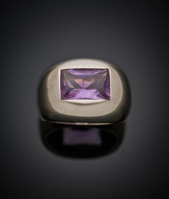 une image d'une bague sertie d'une pierre d'améthorate