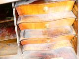 une pile de vieux tiroirs en bois dans un coin de la pièce