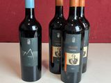 plusieurs bouteilles de vin sont alignées sur une table