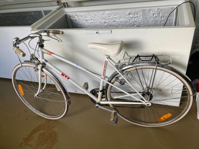 un vélo garé devant un congélateur