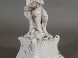 une figurine représentant un homme assis sur une souche d'arbre
