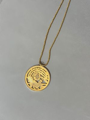 CHINE, XXe Pendentif en métal doré à décor ajouré d'un phéni… - Photo 1