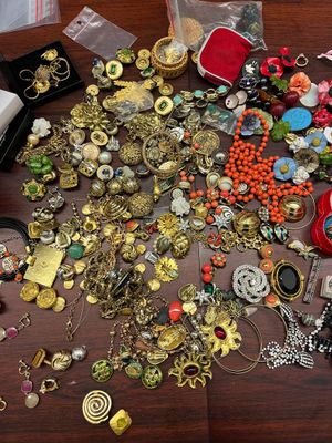 beaucoup de bijoux posés sur une table, sur la table